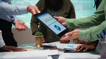 multi-etnisch voorspelling team herzien verslag doen van bestanden gedurende belangrijk ontmoeting, updaten project agenda en bespreken bedrijf ontwikkeling met aandeelhouders in kantoor na uur. camera a. video