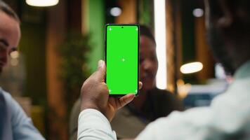 olika företag team värd en möte med krom nyckel på enhet, sent natt genomgång konferens till diskutera budget uppdateringar och prestanda metrik. justera företag mål för syn. kamera b. video