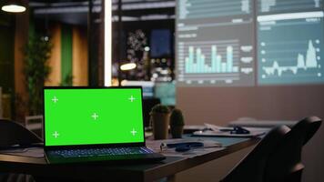 elegant tömma kontor med en bärbar dator visa upp kopia Plats på natt, företag grafer och diagram fortfarande lysande på de utsprång skärm. utveckling och planera för tillväxt syn. video