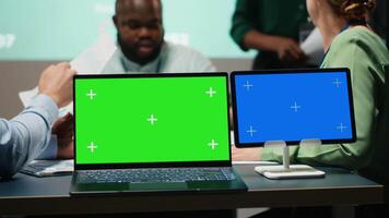 företag medarbetare genomgång efter timmar Nästa till krom nyckel skärm, experter grupp utbyte insikt till slå fast projekt mål. prestanda sammanfattning för mål presentationer. kamera b. video