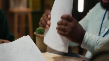 dichtbij omhoog van verschillend personeel samenwerken Aan gegevens voorspelling en analyse, uitwisselen documenten laat in de kantoor. updaten belanghebbenden met voorspellingen en andere bedrijf inlichtingen camera b. video