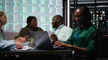 porträtt av leende svart analytiker framställning en kasta för Viktig möte, ökande medel för utveckling efter timmar. medarbetare team närvara en diskussion till adress mål miljö. kamera a. video