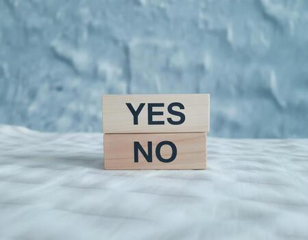 si o No decisión de madera bloques con opuesto palabras foto