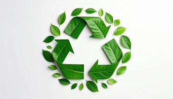 verde reciclaje símbolo hecho desde hojas en blanco antecedentes foto