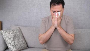 krank krank Mann. hoch Qualität 4k Aufnahmen video