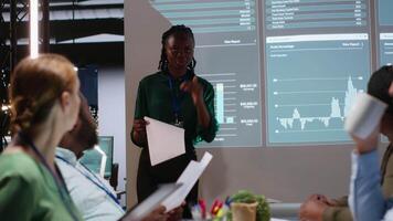 företag medarbetare granskning nyckel prestanda indikatorer inom de företag aktivitet. ledande utvärderingar och diskutera uppdateringar till främja professionell utveckling, team effektivitet. kamera b. video