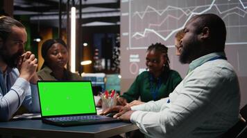 olika företag team värd en möte med krom nyckel på enhet, sent natt genomgång konferens till diskutera budget uppdateringar och prestanda metrik. justera företag mål för syn. kamera a. video