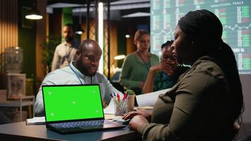 team av kontor arbetare möte sent på natt Nästa till kopia Plats skärm, delta en sent rådgivande styrelse session till bygga en strategi och miljö mål för projekt dagordning. kamera a. video