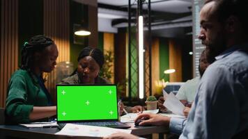 olika kollegor delta en sent rådgivande styrelse session med isolerat pc, utvecklande strategi och miljö mål för projekt dagordning. experter granskning uppdateringar tvärs över de företag. kamera a. video