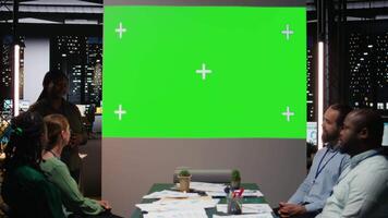 Aktionäre diskutieren mit Mitarbeiter im strategisch Konferenz mit Kopieren Raum, Fokussierung auf Unternehmen Entwicklung und Herstellung ein Tonhöhe zu erhalten Mehr Mittel zum ein Projekt. spät Nacht korporativ Fall. Kamera a. video