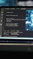 vertical fechar acima do profundo Aprendendo codificação roteiro corrida em computador portátil dentro servidor cubo fazendo cópias de segurança, tratamento consultas. ai tecnologia em caderno dentro dados Centro possibilitando empreendimento soluções sistemas, ampliação dentro video