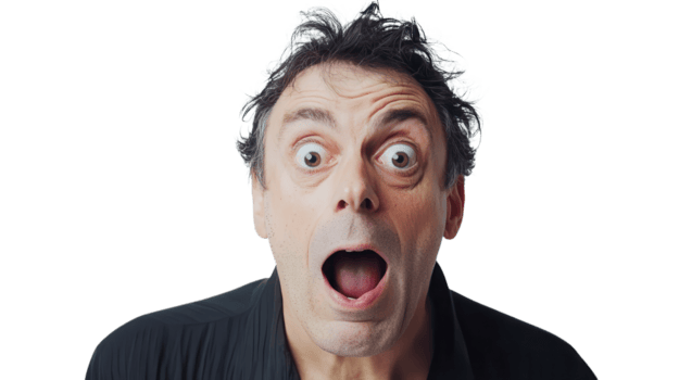 homem monitores uma chocado expressão com Largo olhos e a aberto boca, transmitindo surpresa dentro uma simples fundo png