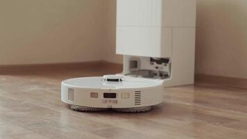 efter rengöring de rum robot Vakuum huvuden tillbaka till de docka till ladda om och tömma de damm behållare automatiskt. video