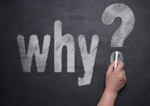 mano escritura el palabra por qué y un pregunta marca en un oscuro pizarra, un profundo buscar para verdad, el deseo para conocimiento y el necesitar a pedir preguntas a descubrir el verdad foto