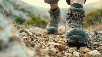 persona es caminando en un rocoso sendero con su pies en el suciedad. el persona es vistiendo botas y tiene un mochila en. concepto de aventuras y exploración foto