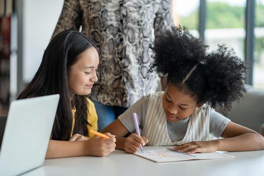 joven colegio estudiantes son teniendo divertido en el clase por Ayudar cada otro estudiar el clase asignación y onlin información desde Internet para académico literatura y educación uso foto