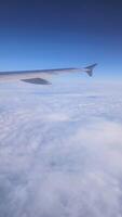 flygplan vinge ovan de moln, klar blå himmel, clouds sett från kommersiell plan i flyg, resa video