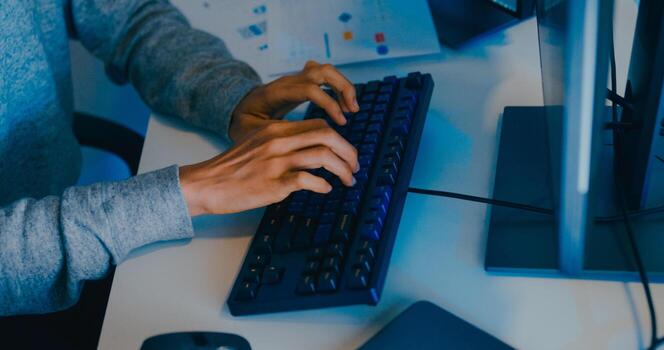 de cerca masculino mecanografía escribir rápido ai larva del moscardón eso aplicación inteligente programa nómada, juego, terminal con codificación idioma, diseñador, grande datos centrar en escritorio computadora en noche oficina. foto