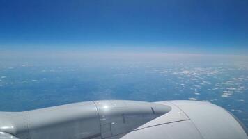 antenn se av klar blå himmel och fluffig moln från flygplan fönster video