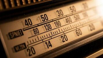 un antiguo radio es mostrado con el hora foto