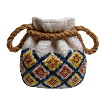 handgemacht Perlen Tasche mit bunt geometrisch Muster und verdrehte Seil Griffe zum einzigartig Stil und Charme png