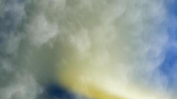 förgyllda safir abstrakt moln flyta och flytta i en drömmande himmel med solljus skapande en fredlig och eterisk scen video