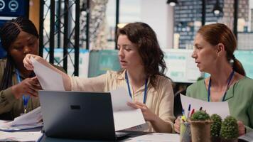 mujer líderes grupo colaborar terminado actuación indicadores a crear un nuevo financiero estrategia en un multinacional empresa oficina. asociados alineando recursos con proyecto objetivos cámara b. video