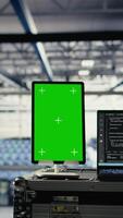 verticale isolato schermo tavoletta nel dati centro formazione infrastruttura per ai tecnologia carichi di lavoro. croma chiave dispositivo nel server azienda agricola abilitare macchina apprendimento formazione e inferenza video