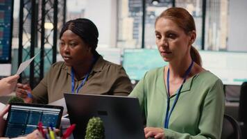 professionell affärskvinna arbetssätt oberoende av i en multinationell företag, använder sig av dator till navigera analys och skriva strategisk uttalanden den där form företags- riktning. kamera b. video