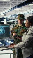 vertikal armén specialister i server rum använda sig av Avancerad ai verktyg till recension spaning information. militär data Centrum personal medlemmar springa ai driven system till hjälp förbereda för uppdrag, kamera en video