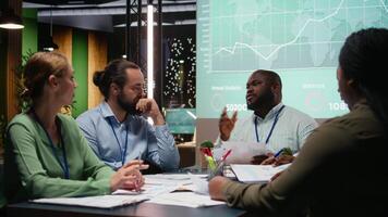 specialisten team presenteren de financieel gegevens Aan documenten naar de team, voorbereidingen treffen voor aanstaande aandeelhouders briefing ontmoeting. uitwisselen informatie en leveren voorspelling updates. camera a. video