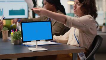 multietnisk team av affärskvinna med en attrapp visa samla i möte, diskutera projekt mål och finansiell framsteg på diagram indikatorer. företag tillväxt prestanda data. kamera b. video