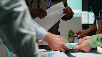 verschillend bedrijf team uitwisselen inzichten en voorspelling diagrammen in een laat nacht ontmoeting, herzien financieel gegevens analytics en bedrijf inlichtingen adviserend bord samenwerking. camera b. video