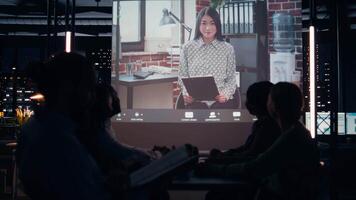 impresa squadra unendo consultivo tavola discussione dopo ore con Amministratore delegato, collegamento con il capo per stabilire finanza obiettivi e allineare progetto strategia attraverso vivere ragnatela conversazione. telecamera un. video