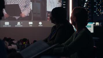 företag team sammanfogning rådgivande styrelse diskussion efter timmar med vd, ansluter med de chef till slå fast finansiera mål och justera projekt strategi genom leva webb konversation. kamera b. video