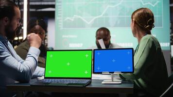 företag medarbetare genomgång efter timmar Nästa till krom nyckel skärm, experter grupp utbyte insikt till slå fast projekt mål. prestanda sammanfattning för mål presentationer. kamera a. video