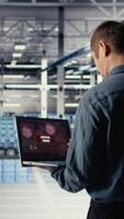 verticale serveur centre Logiciel développeur voyant critique Erreur apparaitre sur portable afficher, fixation système questions. Les données centre il expert obtient avertissement sur carnet à propos Matériel problèmes affectant plates-formes, caméra une video