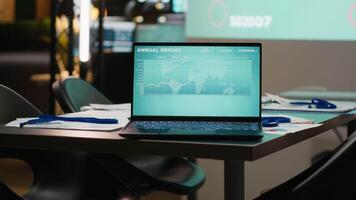 stänga upp av bärbar dator löpning data insikter i tömma mörk kontor sent på natt, prognostisering finansiell situation och säkerställa mål prestation med indikatorer. styrelserum rapportering. video