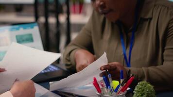 professionell grupp av kvinna medarbetare analyserar projekt dokument drivs förbi samarbete och bestämning, inriktning företags- mål till bygga en enhetlig syn. nätverk. kamera b. video