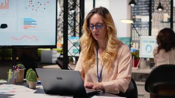 ambitiös entreprenör skrivningar en Rapportera informerad förbi verklig tid data insikter, lösning dagligen uppgifter på henne skrivbord. strategisk tänkande och ambition till kör kontinuerlig utveckling och framsteg. kamera b. video