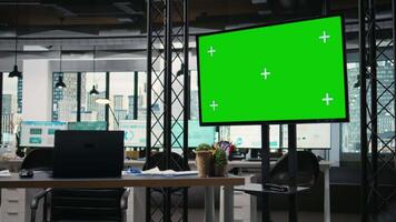 obesatt företag kontor med krom nyckel TV övervaka i en multinationell företag reflekterande organisation och beredskap. nyckel Utrustning för analys, Diagram recensioner och prestanda projektioner. video