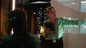 team van bedrijf analisten recensie terugkoppeling Aan gegevens inzichten naar werk Aan toekomst verbeteringen, ontwikkelen afzet en pr strategieën in vergadering kamer. bedrijf onderneming collega's. camera b. video