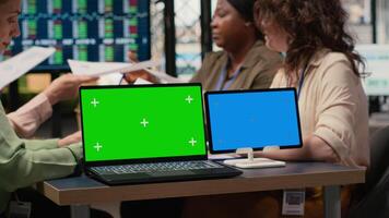 bemyndigad grupp av kvinnor chefer använder en krom nyckel skärm i en företags- arbetsyta, attrapp visuella demonstrera produktivitet, lagarbete, och en data drivs visionär attityd. kamera b. video