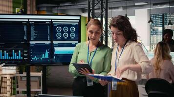 donne dipendenti utilizzando prestazione dati analisi per costruire un' strategia nel un' progressivo multinazionale azienda, squadra Potenziamento per accelerare progetto obiettivi attraverso efficiente pianificazione. telecamera un. video