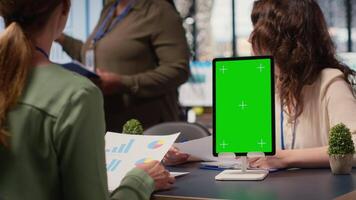 affärskvinna närvara möte i de kontor med en attrapp visa, genomgång session för brainstorming utveckling idéer och byggnad en ny strategi. interaktiv visuell planera. kamera b. video