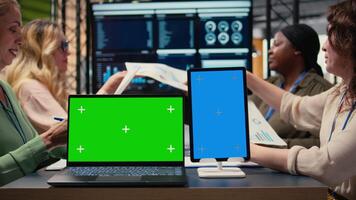 företag medarbetare använder sig av kopia Plats skärm till närvarande företag insikter i modern företags- miljö, diskuterar finansiell uppdateringar i Stöd av en hög påverkan Framgång berättelse. kamera a. video