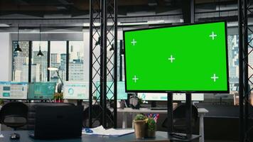 rena professionell kontor arbetsstation med kopia Plats attrapp TV skärm, Plats beredd med rapporter och digital enheter. företag förvaltning till dyka in i diagram och prestanda indikatorer. video