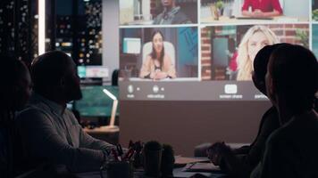 yrkesverksamma samarbeta med avlägsen investerare tvärs över tid zoner i efter timmar session, utbyte insikter och presentationer i en global ring upp till Stöd företag strategi. kamera b. video