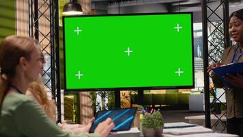 mål orienterad affärskvinna arbete runt om en attrapp TV övervaka med papper, bemyndigad förbi data och bestämning för prestanda analys och planera verktyg. arbete miljö. kamera b. video