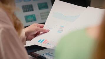 fyra kvinnor miljö en strategi och utbyte insikter i multinationell företag, granskning prestanda indikatorer till kör Framgång och professionell utveckling. kraftfull attityd. kamera b. video